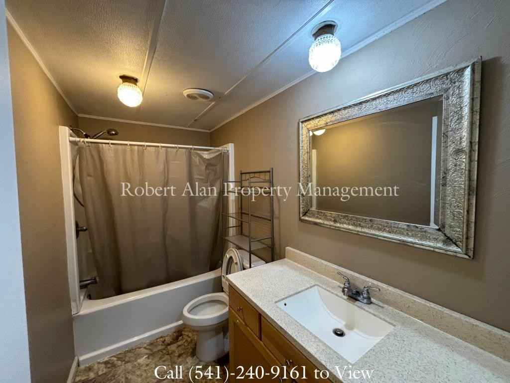 447 Sw 5th St - Photo 4 of 9