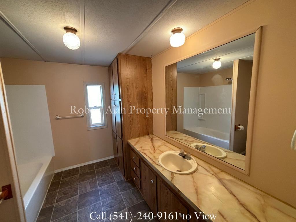447 Sw 5th St - Photo 7 of 9