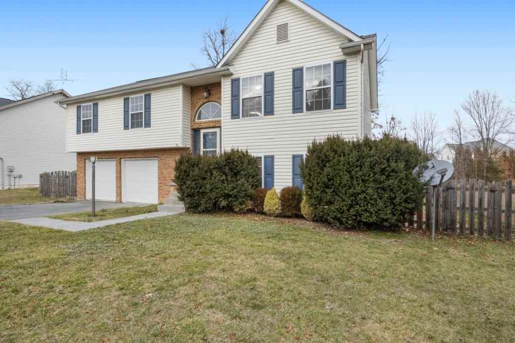 359 Montgomery Cir - Photo 2 of 44