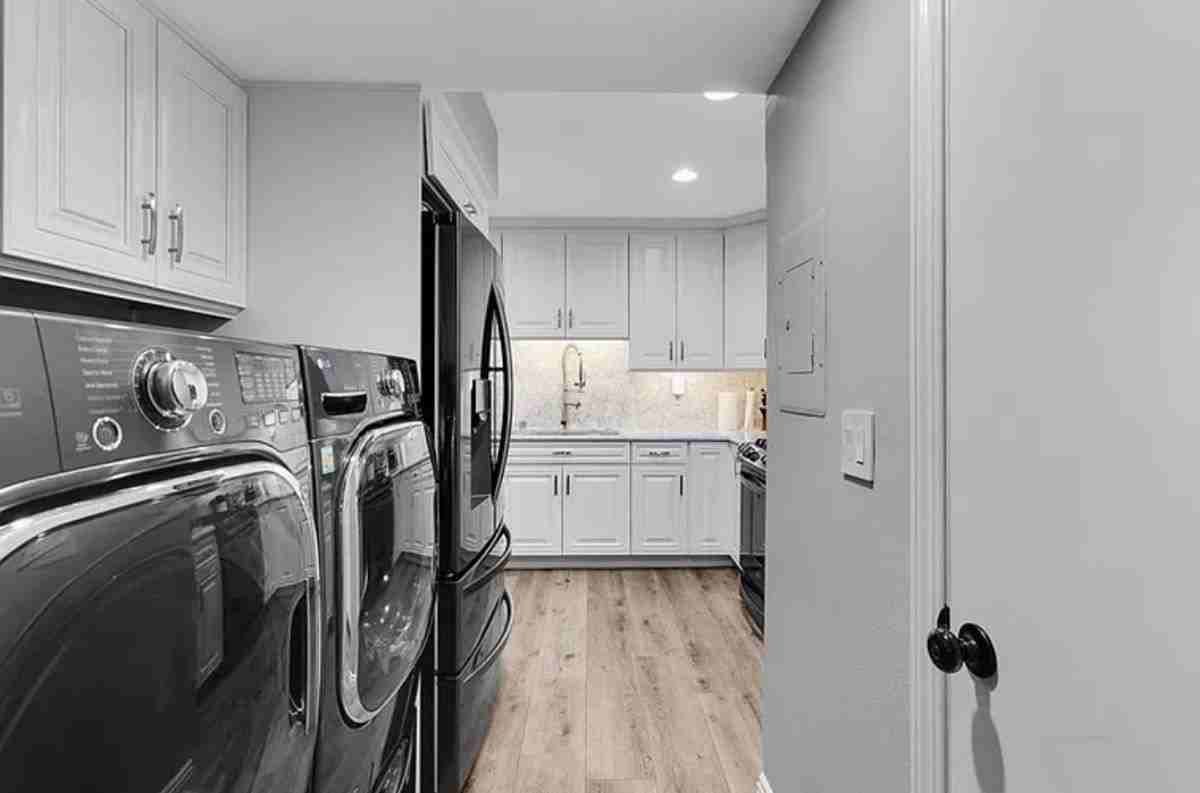 27128 Hidaway Ave - Photo 3 of 15