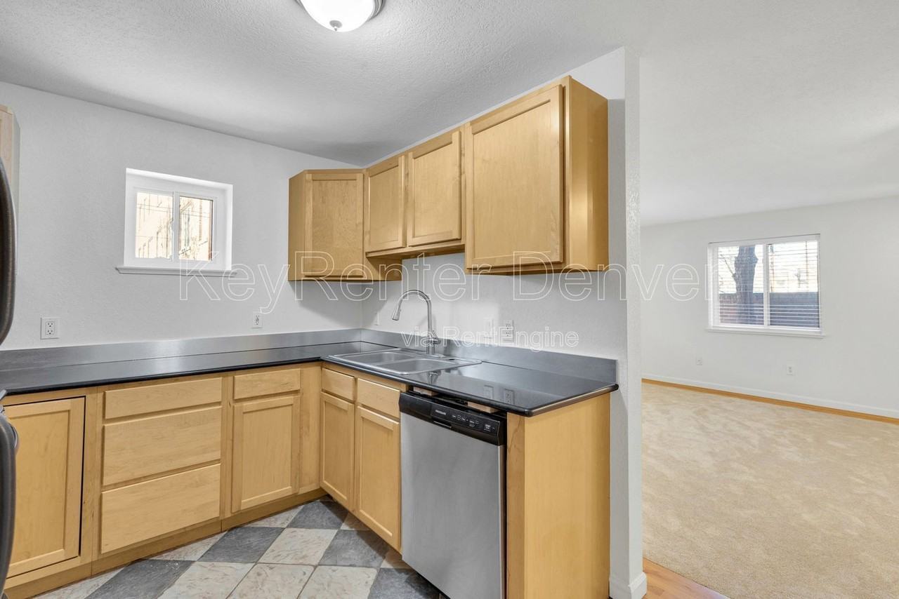 1045 N Clarkson St #207 - Photo 5 of 17