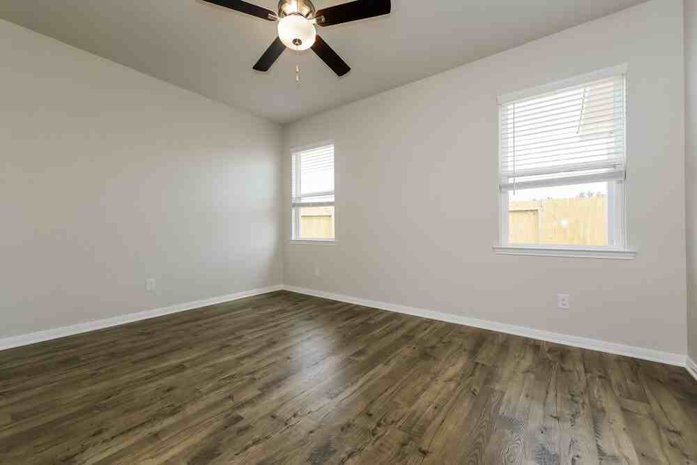 15663 Plum Brook Dr - Photo 7 of 16