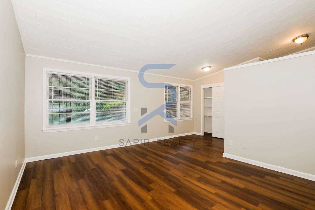 1055 Pine St Ne - Photo 2 of 16