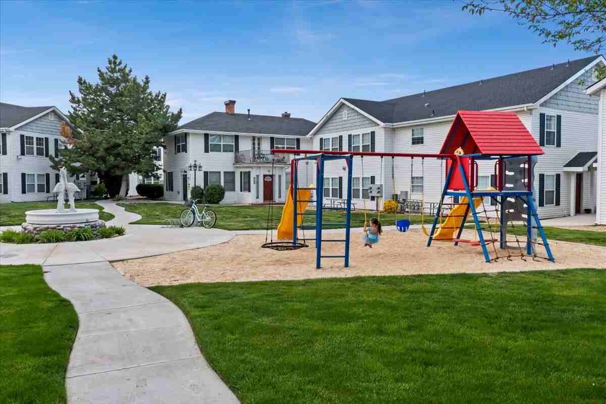 110 Davis Ave - Photo 4 of 29