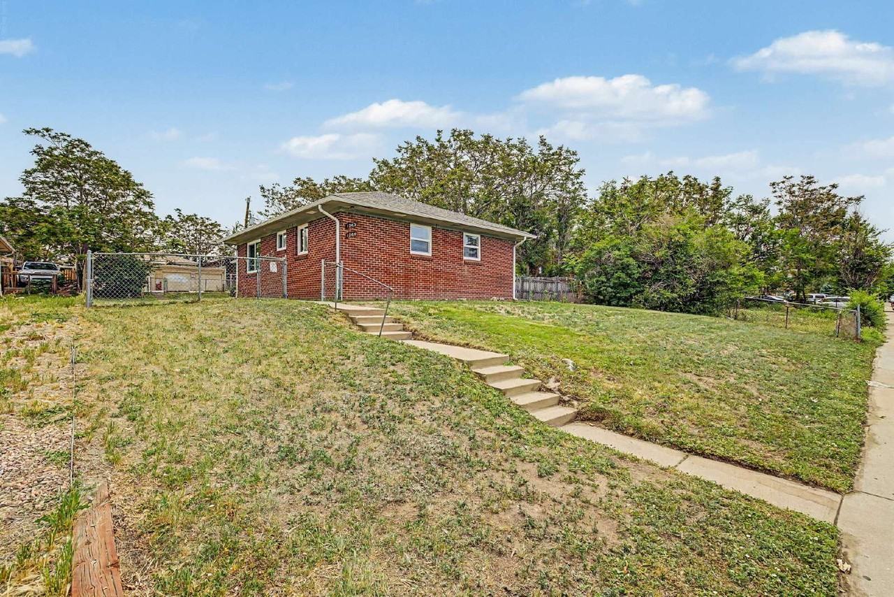 1764 Chester St - Photo 2 of 25