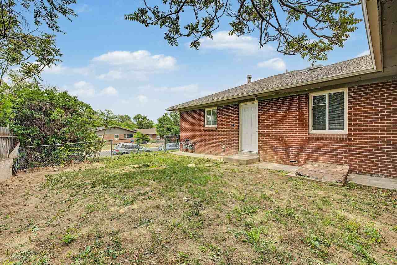 1764 Chester St - Photo 4 of 25