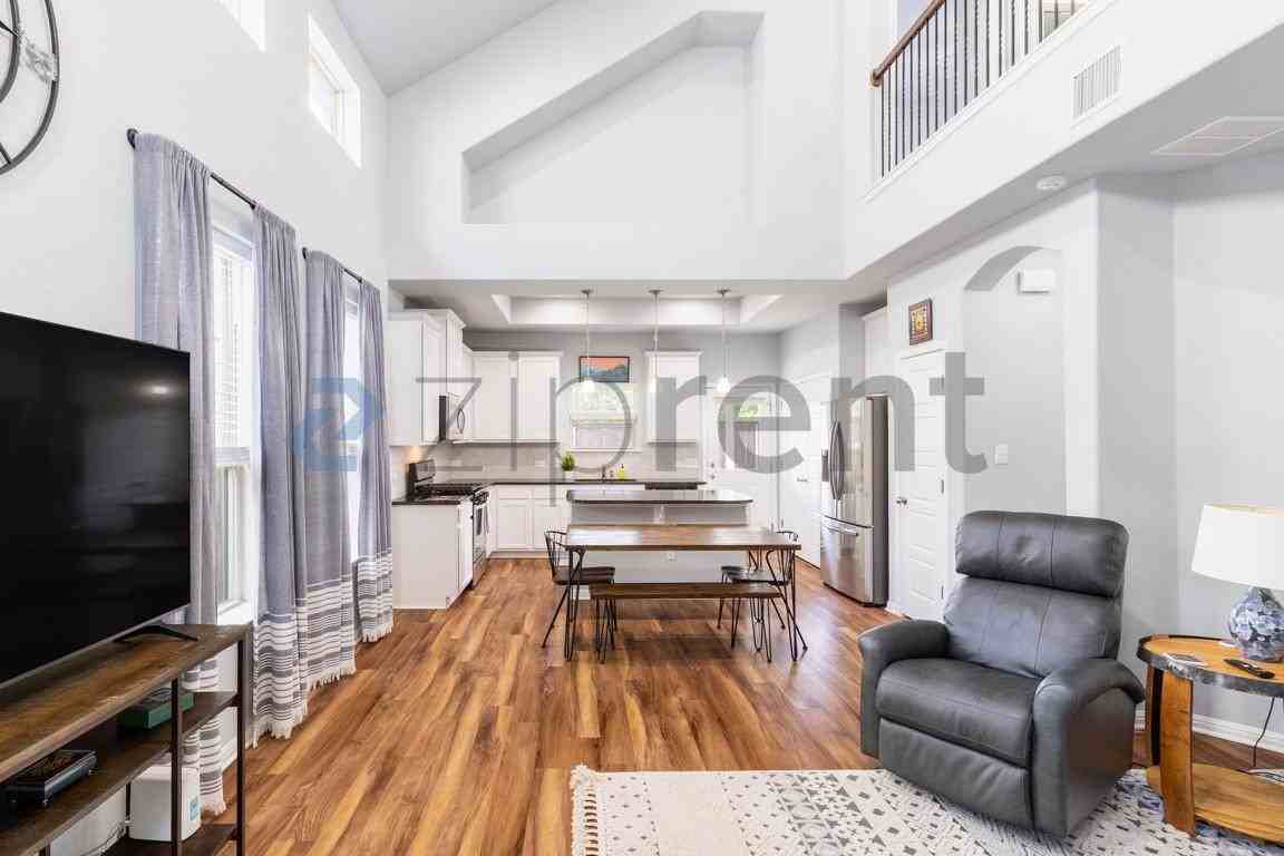 1404 Jenkins Bnd - Photo 4 of 22