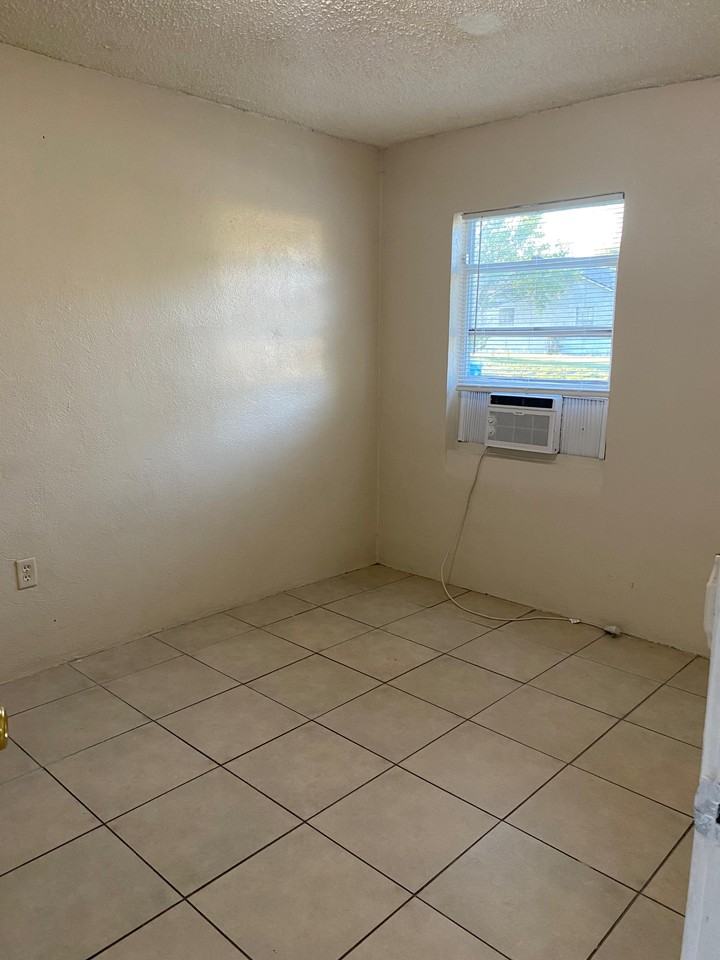 641 W Jackson Ave #1 - Photo 4 of 11