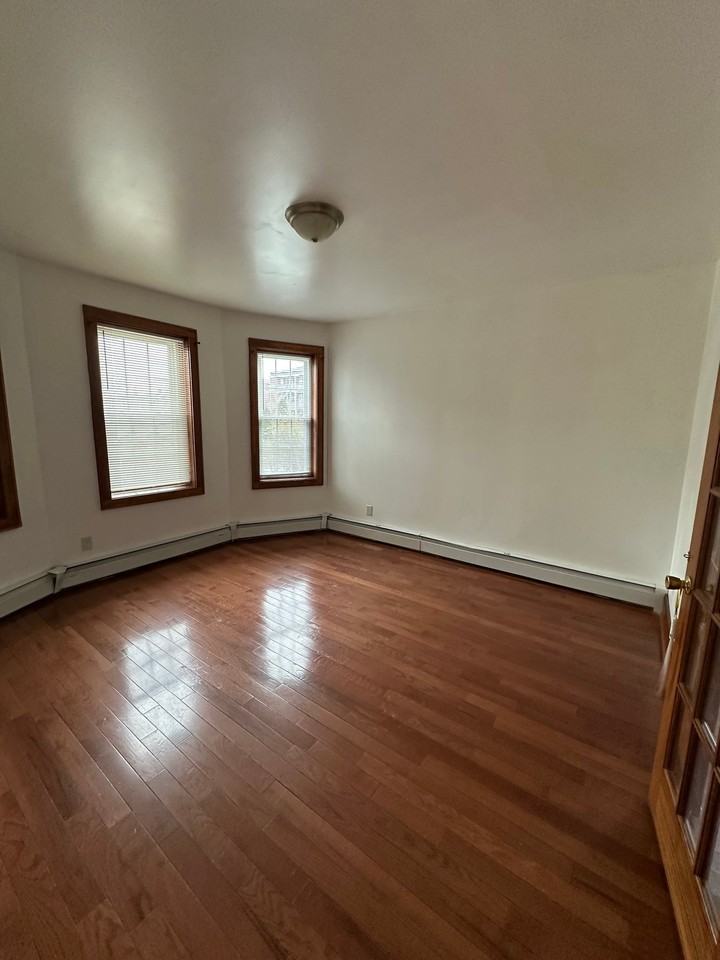 37 Lyman St - Photo 3 of 5