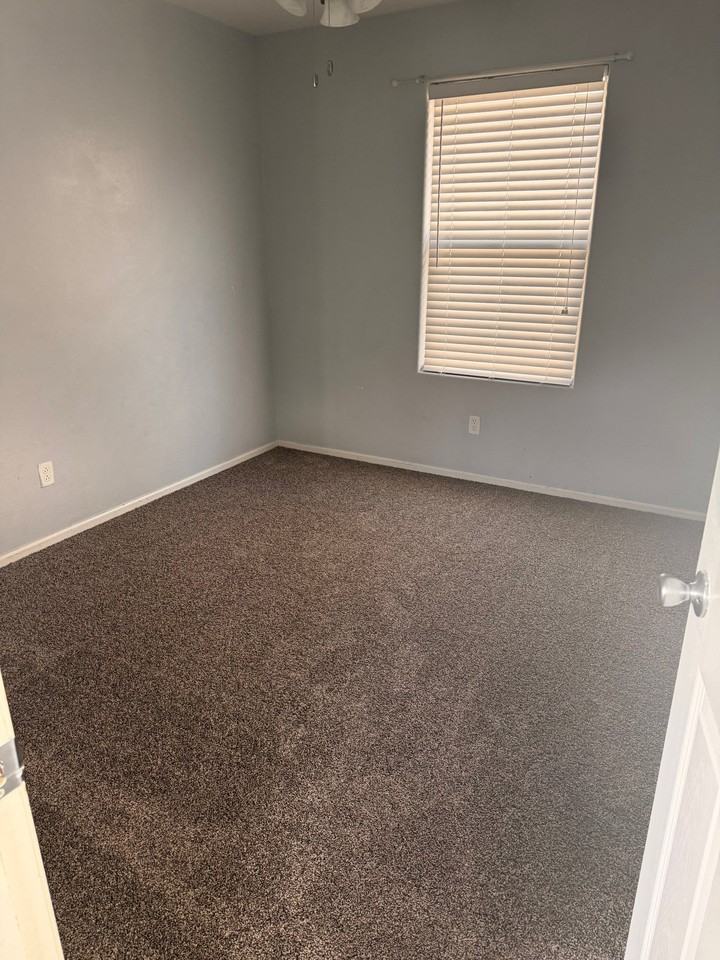 11010 W Elm St - Photo 4 of 13