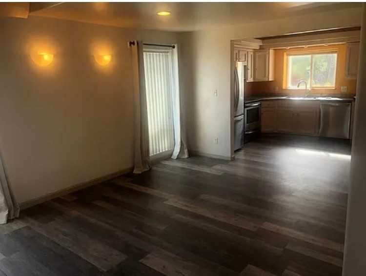 3928 Crest St - Photo 7 of 10