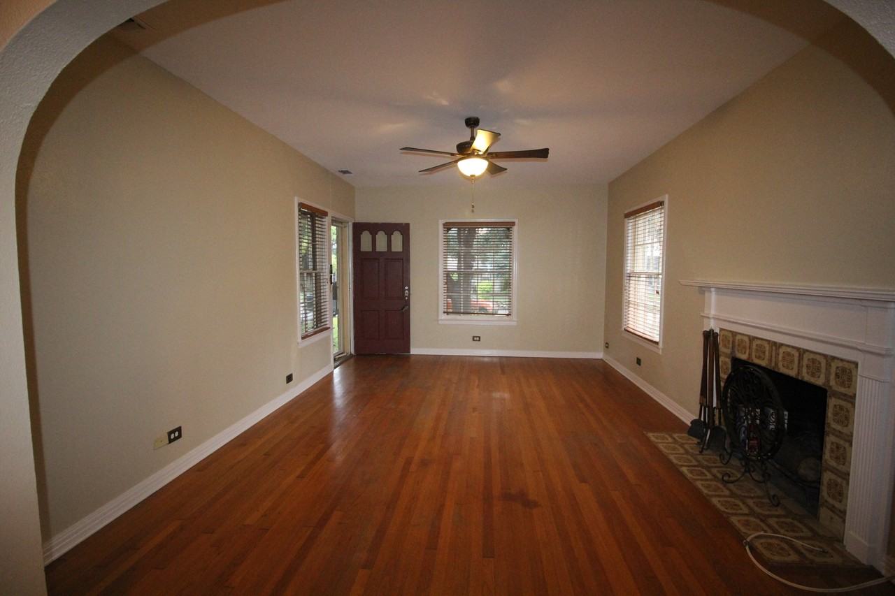 139 Thomas Jefferson Dr - Photo 3 of 12