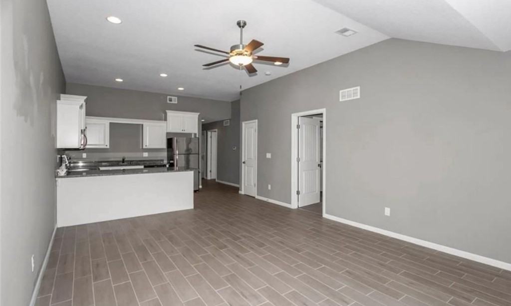 200 Sw Laurel Dr - Photo 4 of 10
