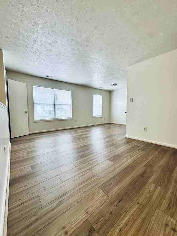 2010 E. Pembroke Ave - Photo 4 of 23