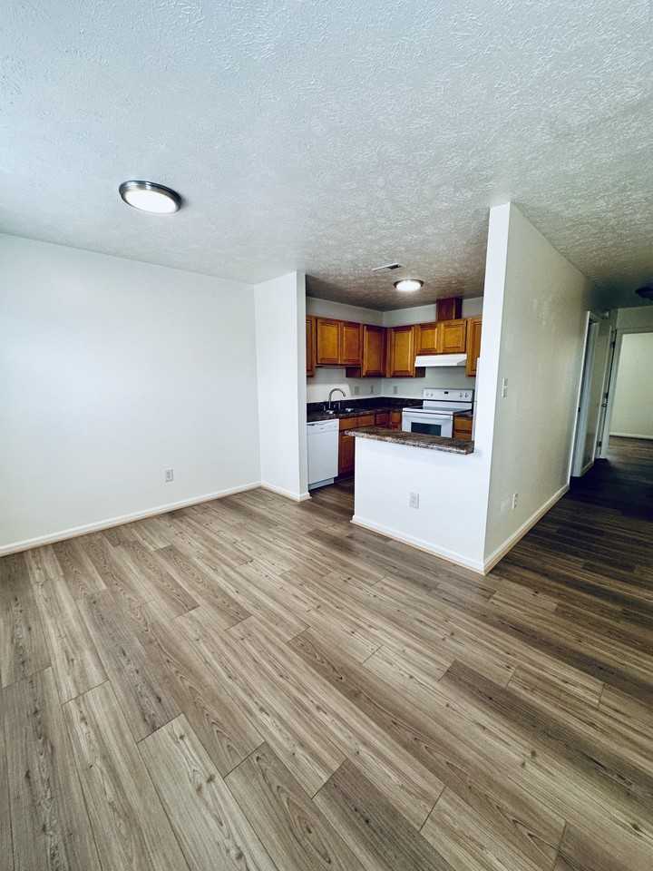 2010 E. Pembroke Ave - Photo 6 of 23