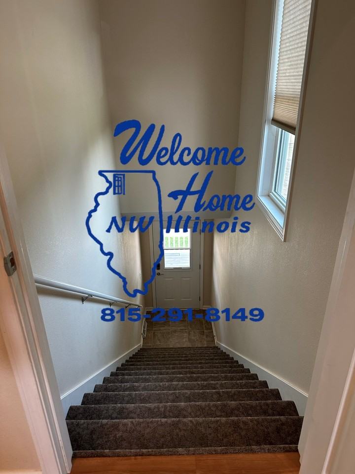 323 1/2 Schuyler - Photo 2 of 23