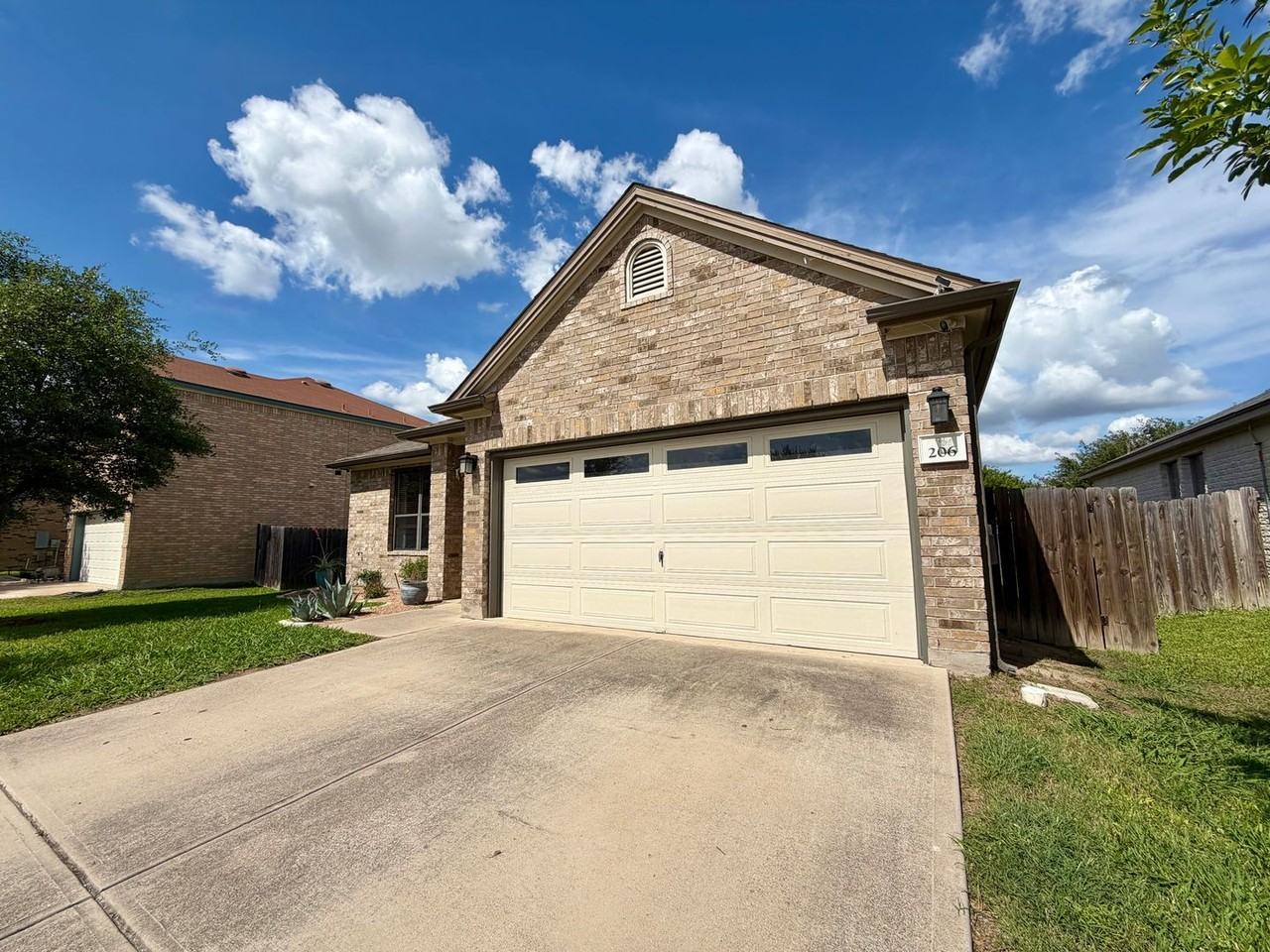 206 Briarwood Dr - Photo 2 of 38