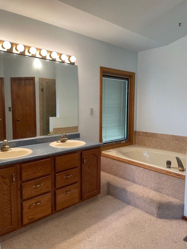 5045 Broadmoor Bluffs Dr - Photo 6 of 34