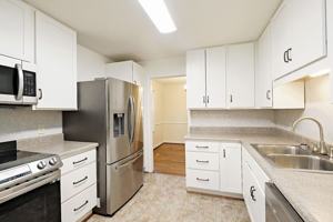featured image of 140 W Park Dr