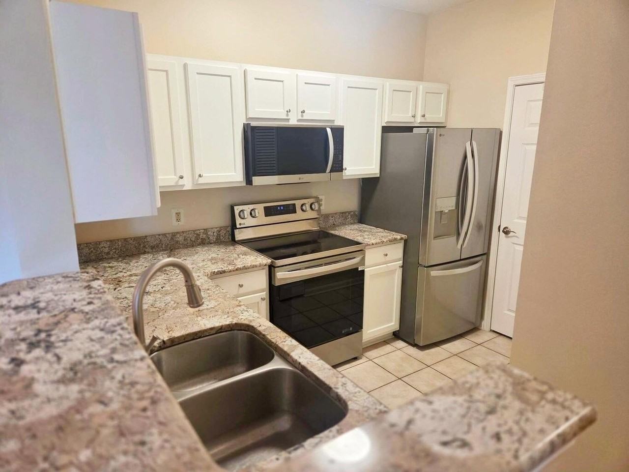 1600 Long Grove Dr #121 - Photo 3 of 13