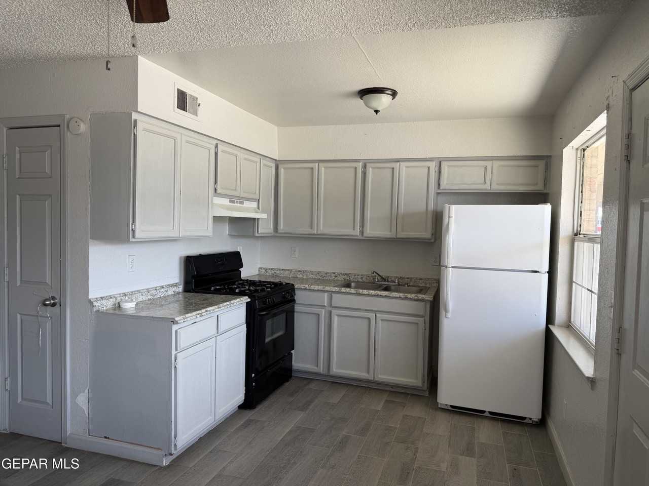 8507 Alameda Ave #8 - Photo 4 of 10