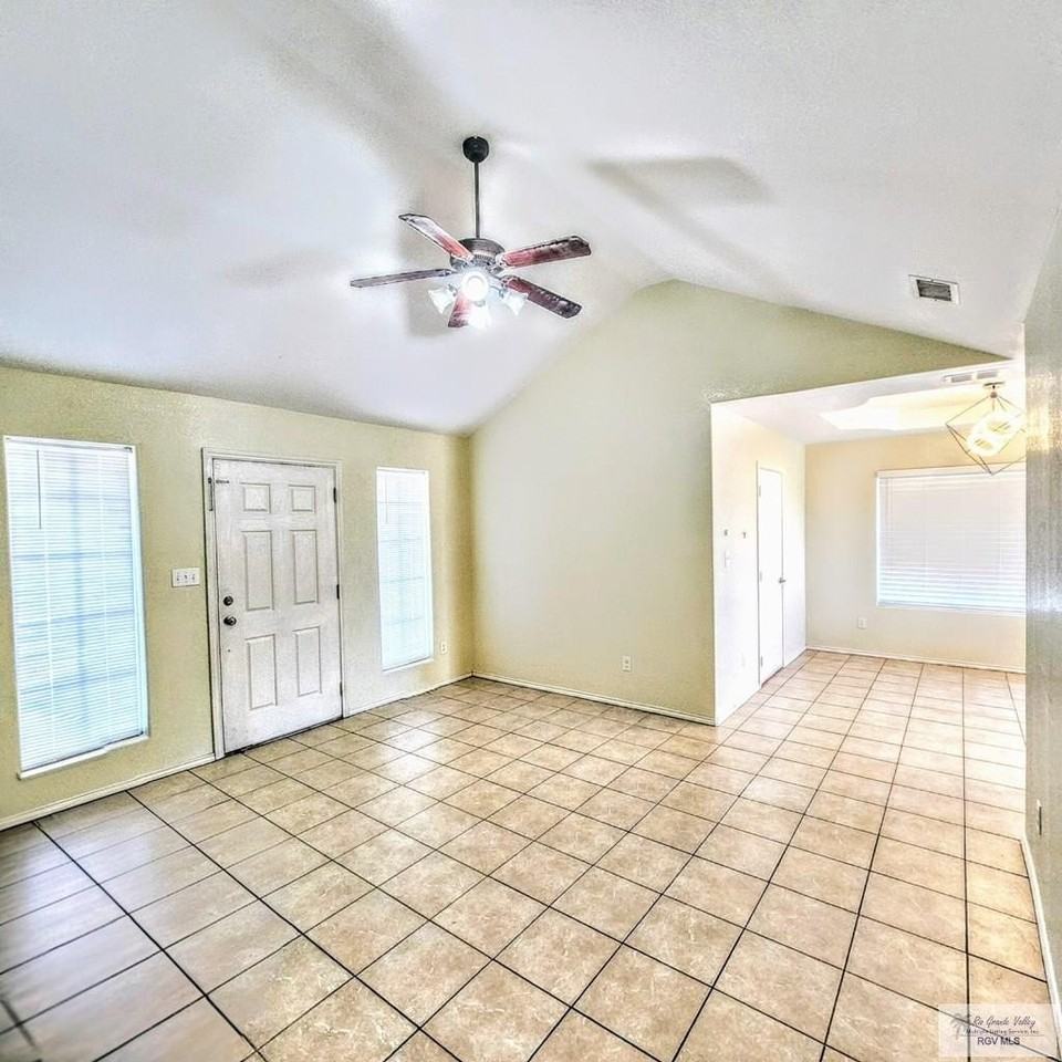 1541 Res St - Photo 4 of 11