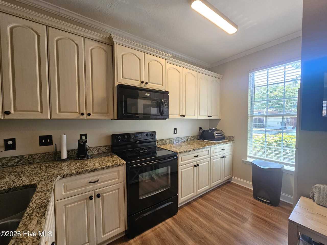 1413 Leigh Ct - Photo 6 of 15
