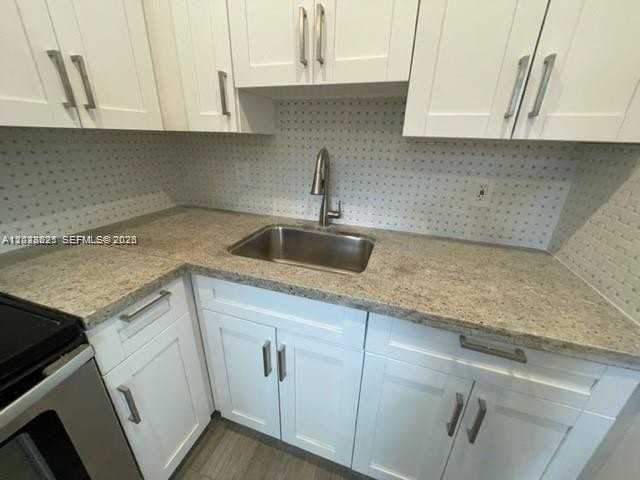2048 Ne 168th St #3 - Photo 3 of 31