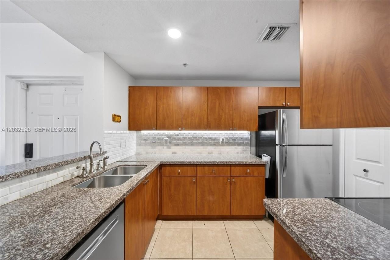 6670 Nw 114th Ave #602 - Photo 3 of 34