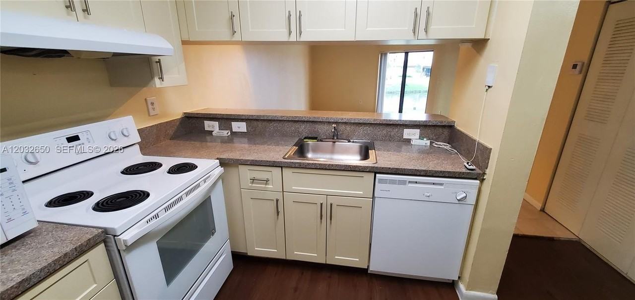 9823 Nob Hill Ct #9823 - Photo 5 of 27