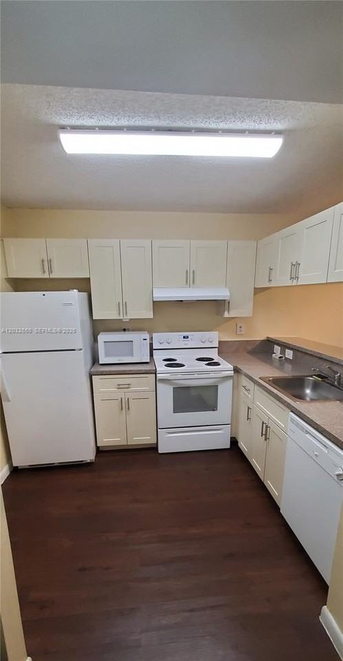 9823 Nob Hill Ct #9823 - Photo 6 of 27