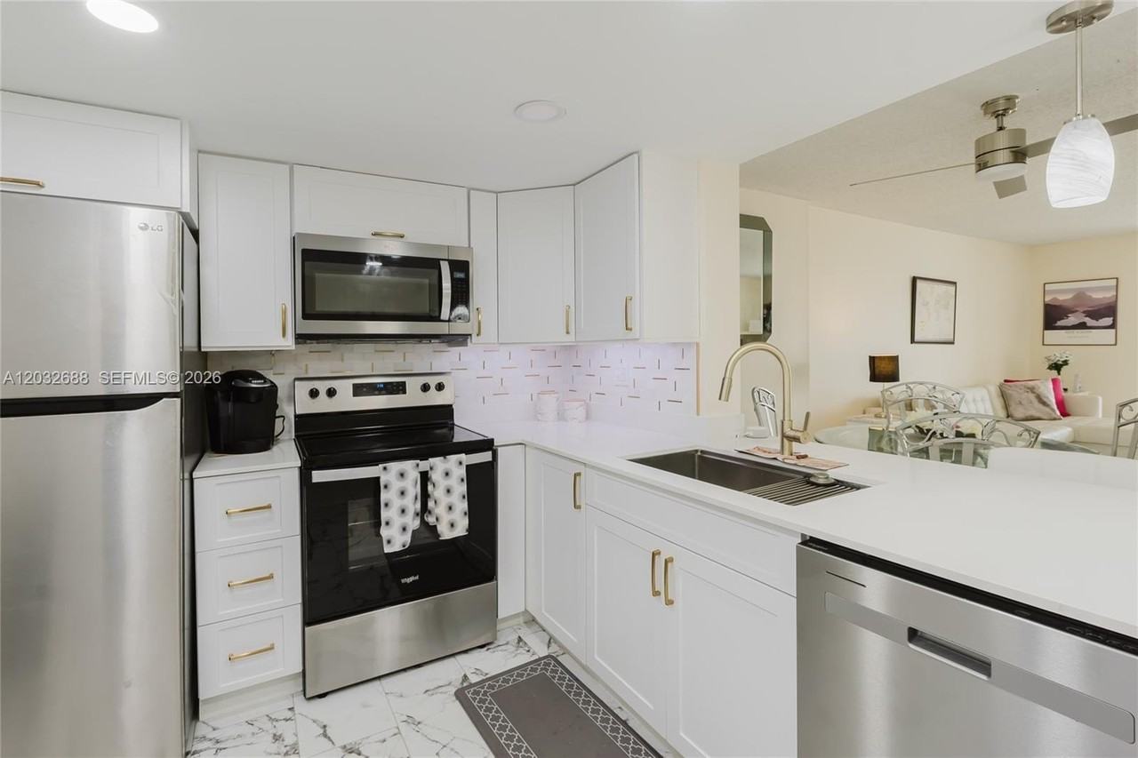 424 Se 10th St #204 - Photo 4 of 50