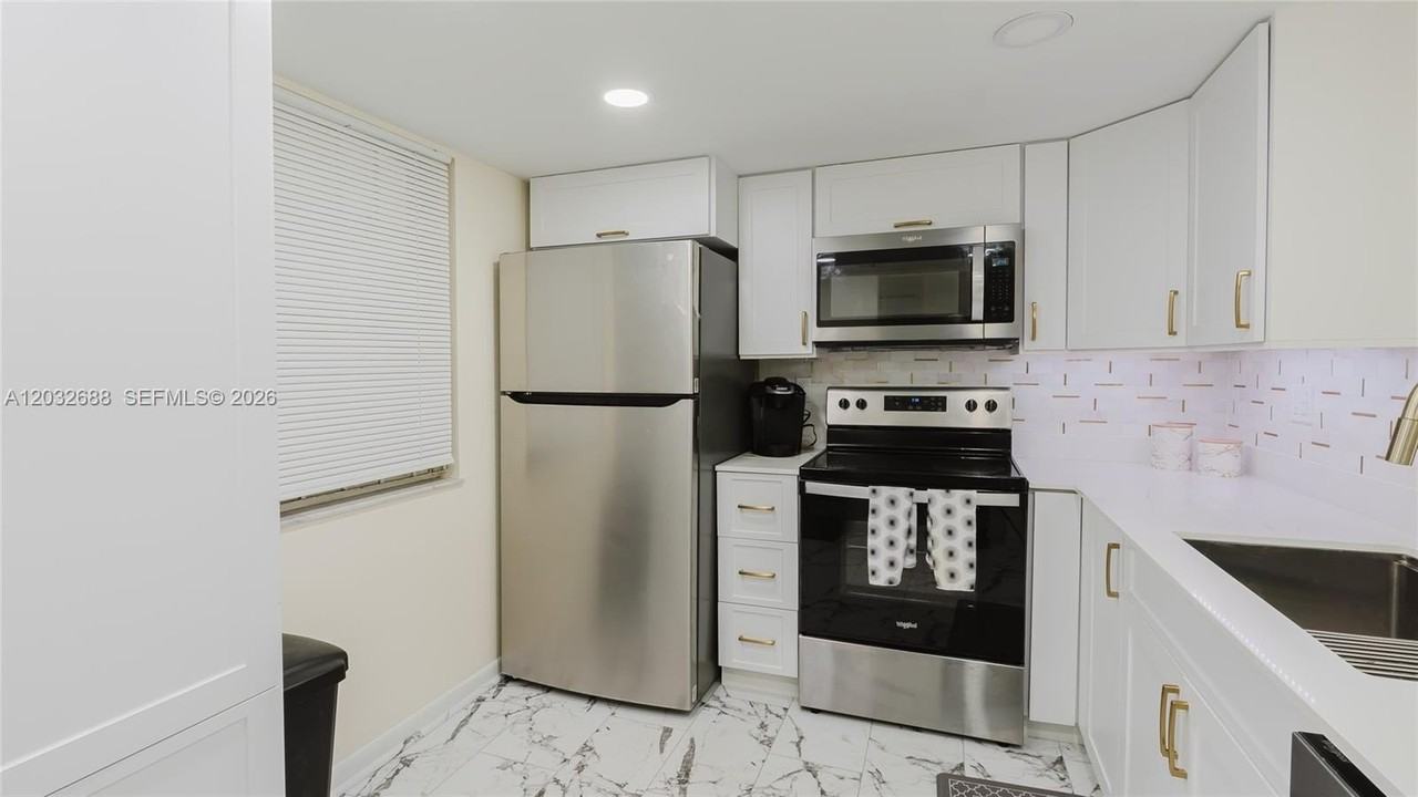 424 Se 10th St #204 - Photo 5 of 50
