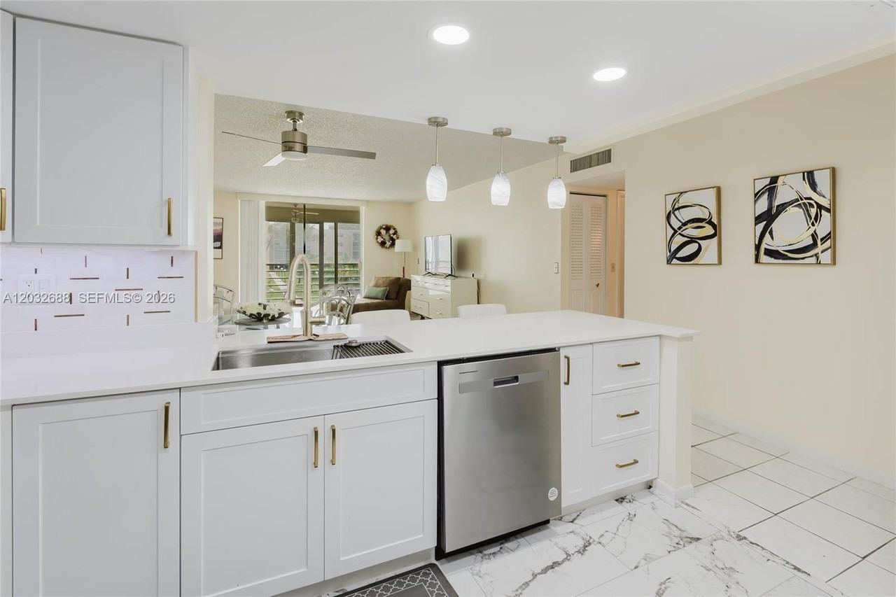 424 Se 10th St #204 - Photo 6 of 50