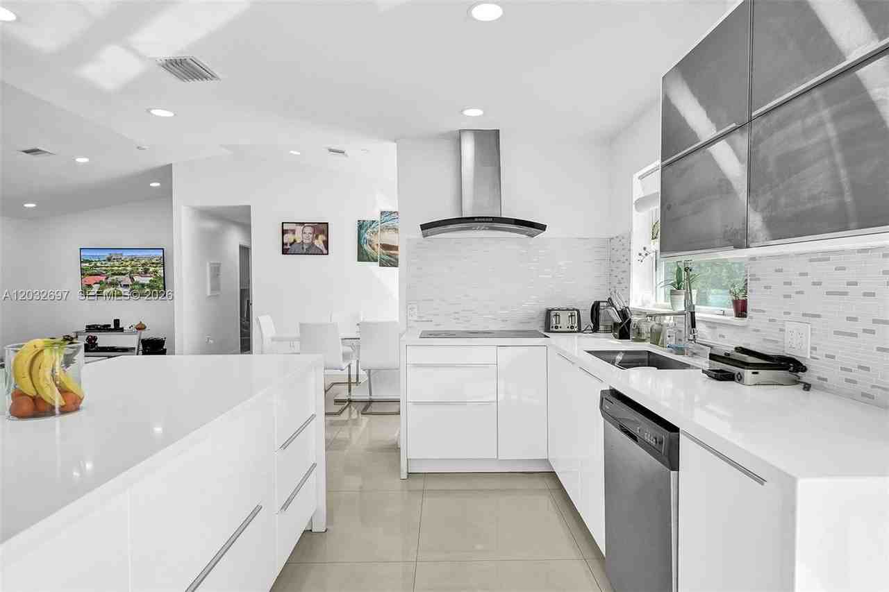 2190 Ne 122nd St - Photo 2 of 7