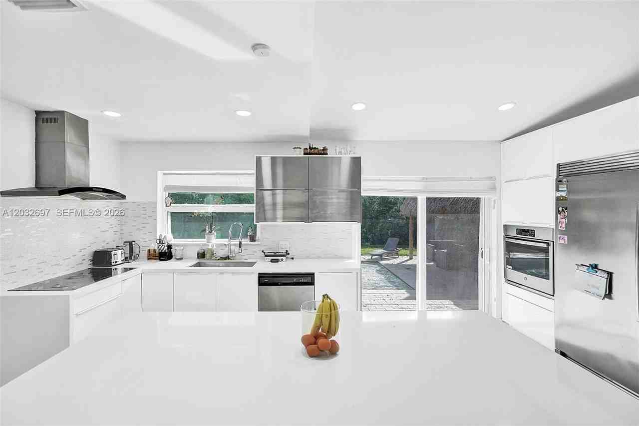 2190 Ne 122nd St - Photo 3 of 7