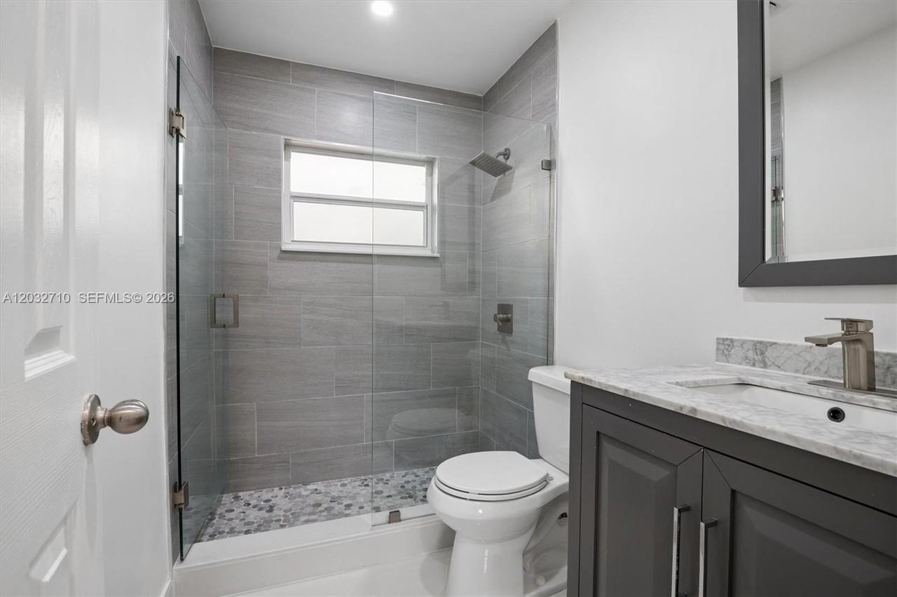 2775 Sw 12th St #2775 - Photo 4 of 16