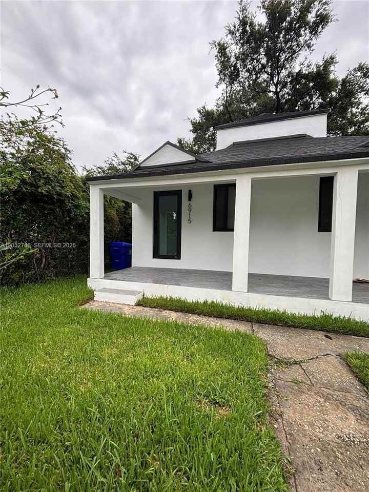 6911 Nw 4th Ct #6915 - Photo 2 of 6
