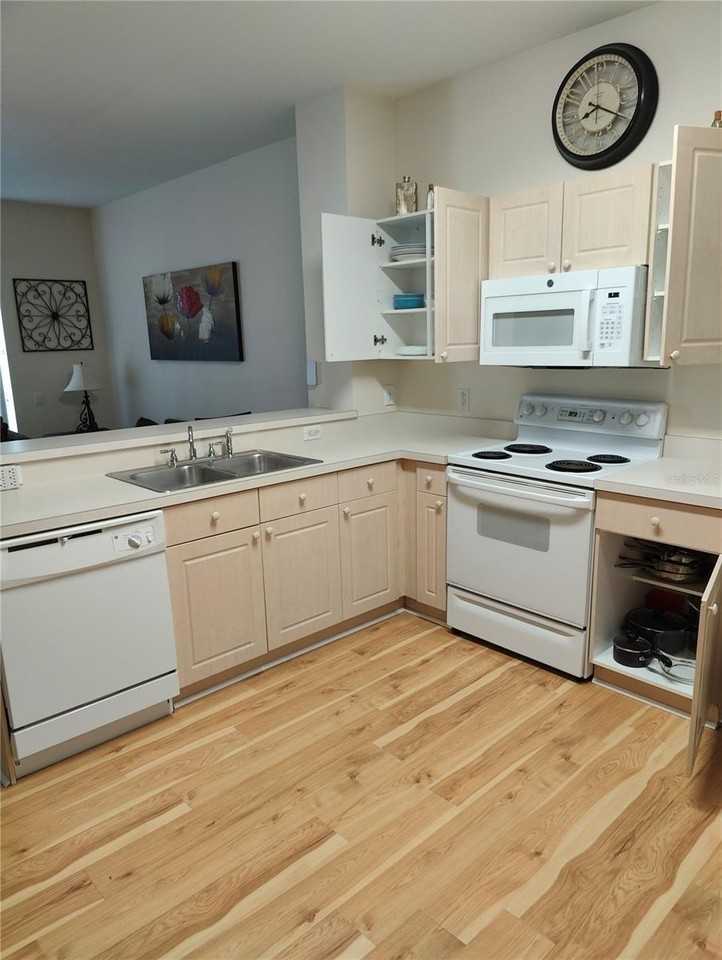 2411 Silver Palm Dr - Photo 4 of 20