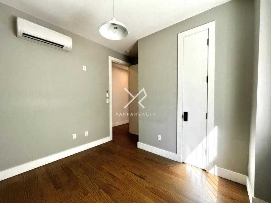 806 Saint Johns Pl - Photo 7 of 10