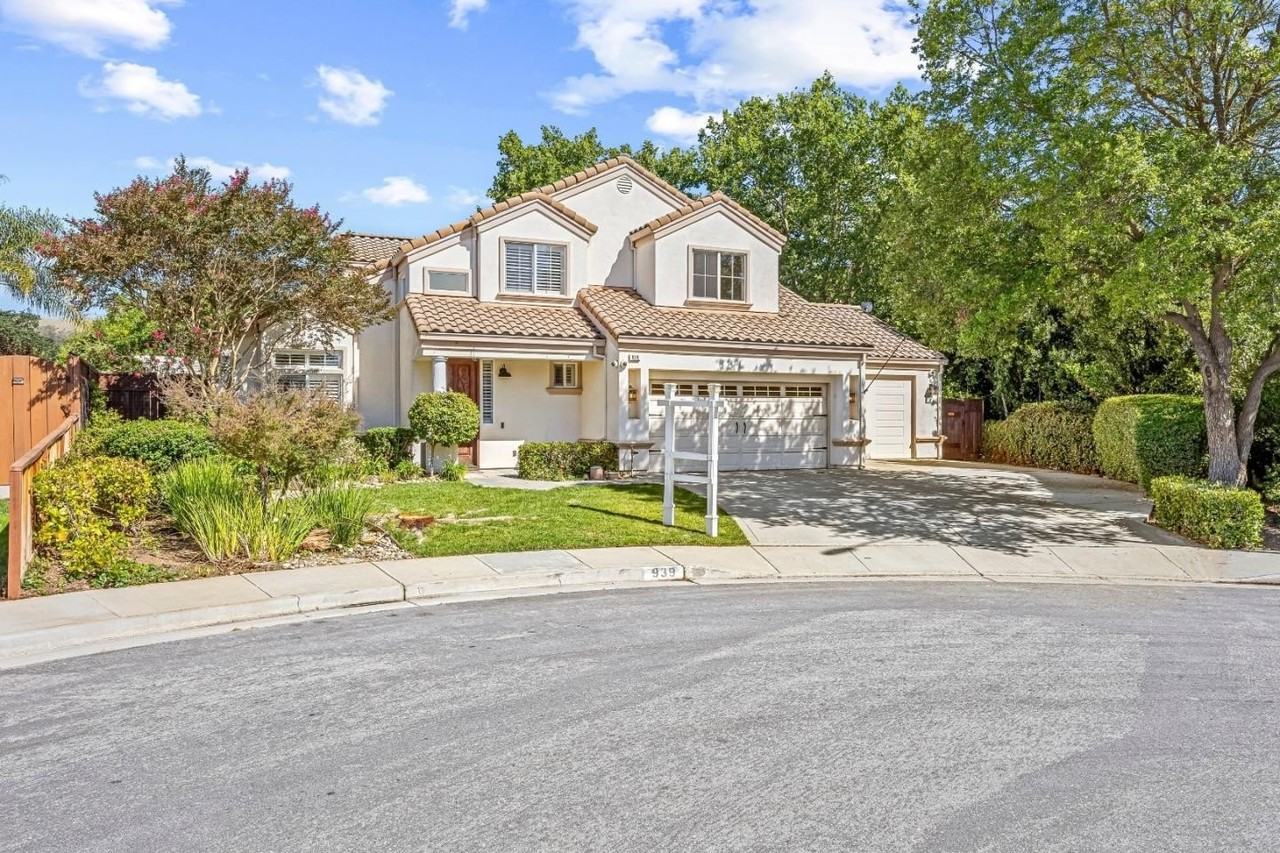 939 Skip Away Ct - Photo 2 of 41