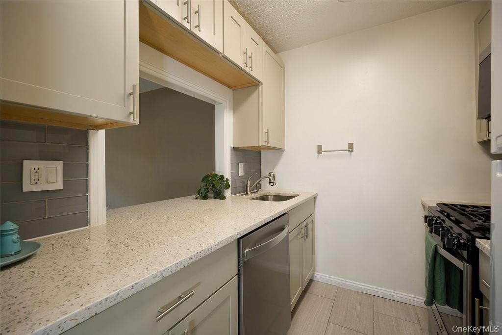 2 Consulate Dr #1J - Photo 6 of 24