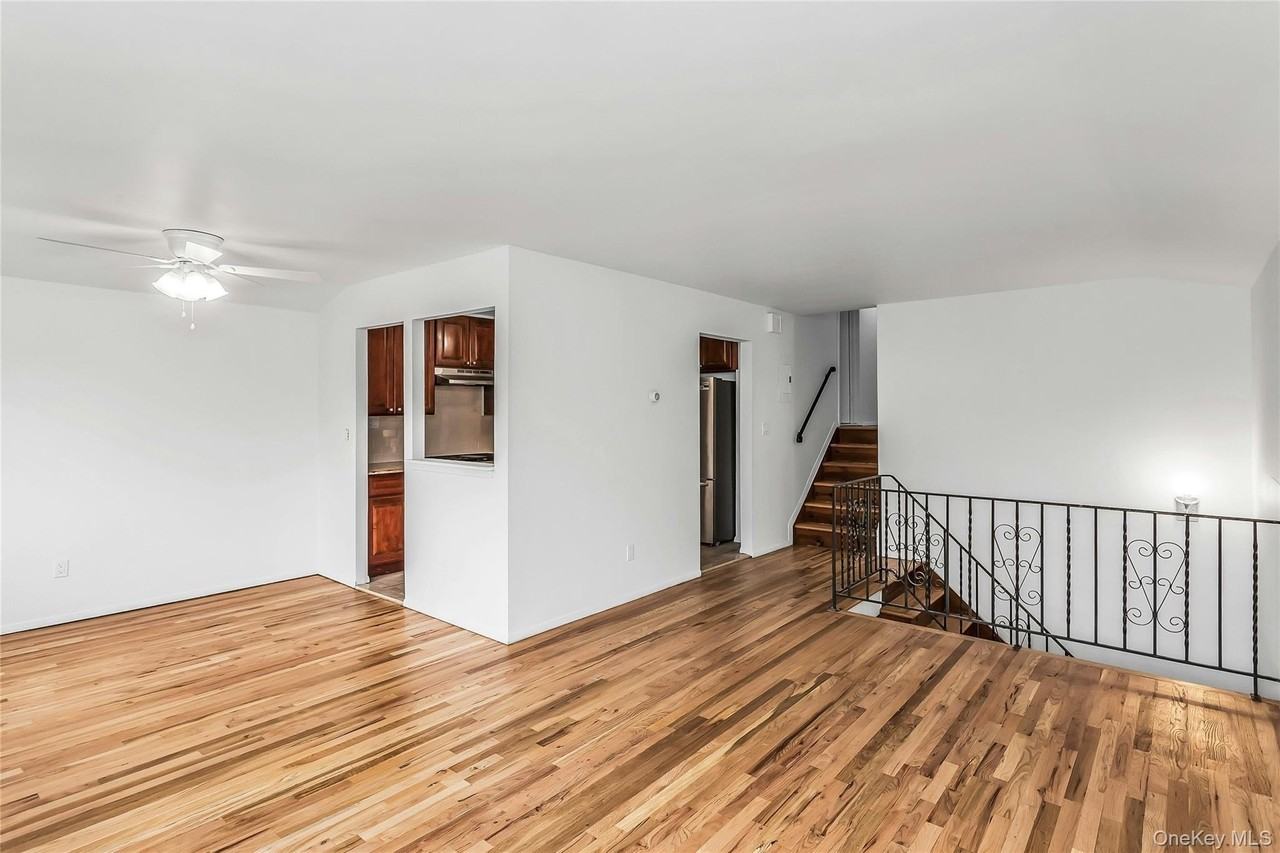 6923 Little Neck Pkwy - Photo 3 of 23