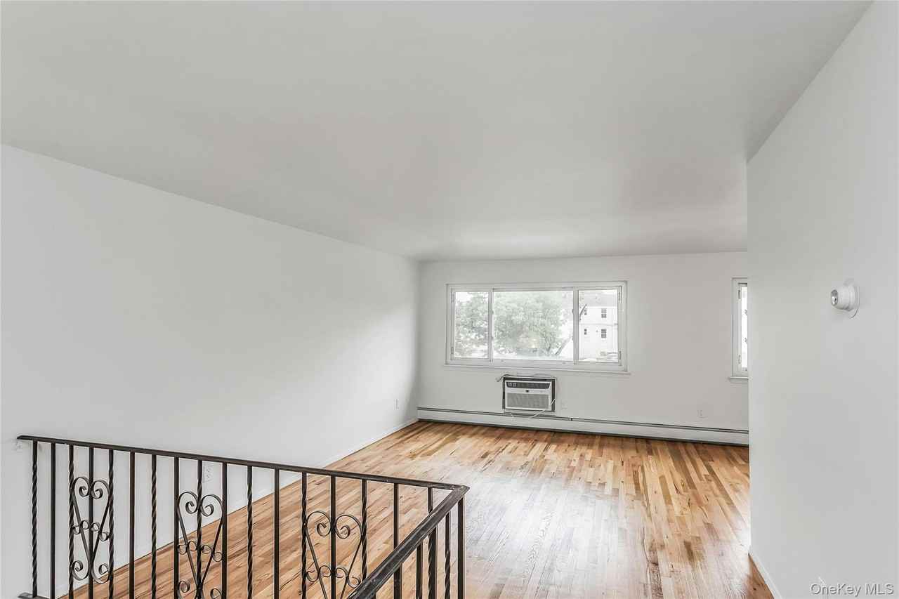 6923 Little Neck Pkwy - Photo 4 of 23