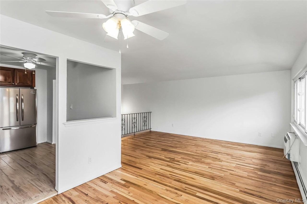 6923 Little Neck Pkwy - Photo 5 of 23