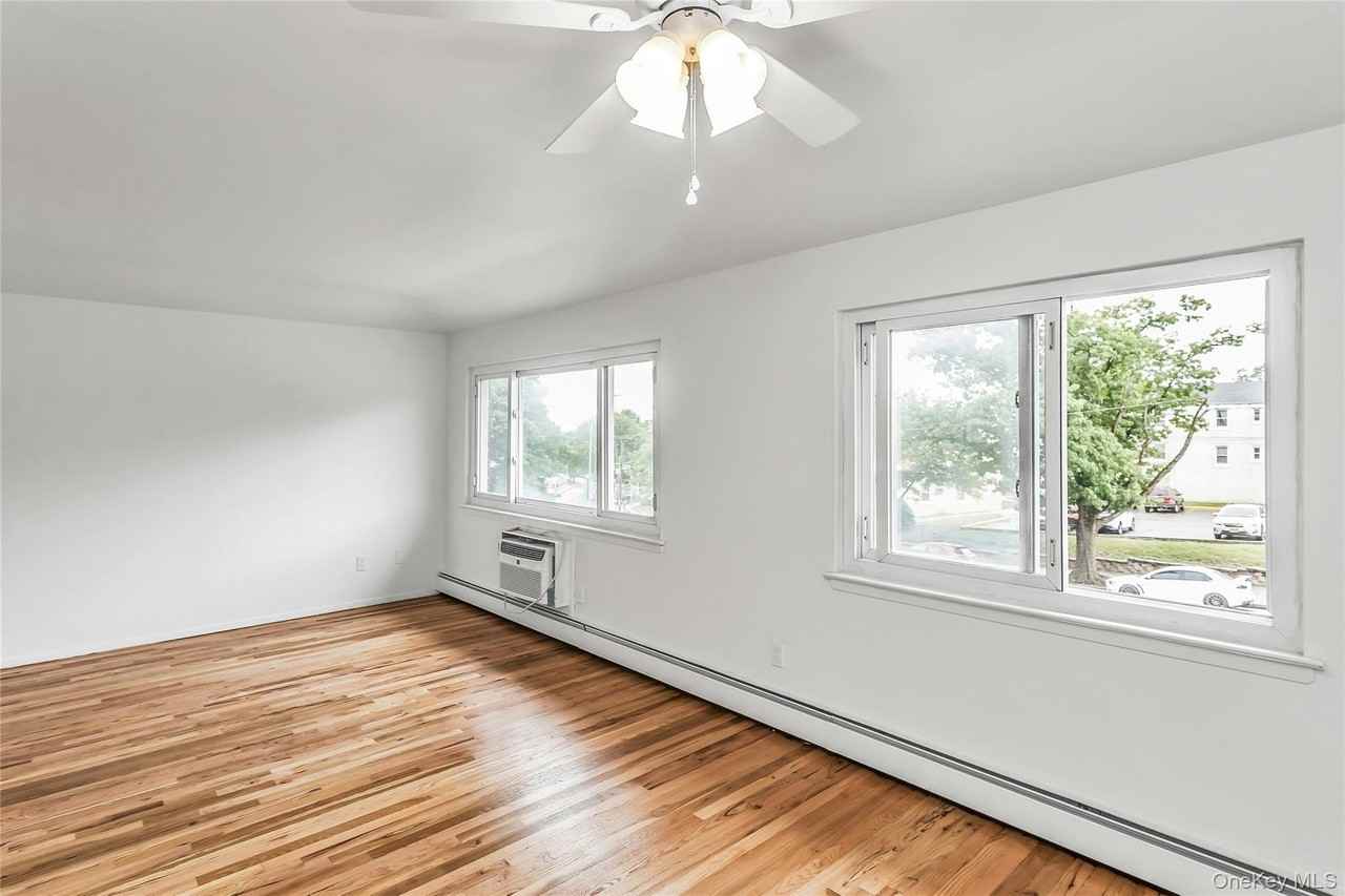 6923 Little Neck Pkwy - Photo 6 of 23