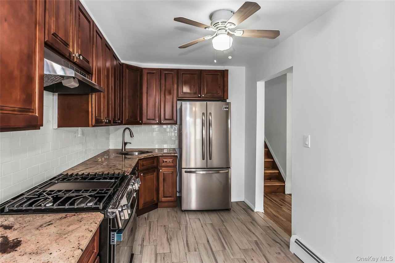6923 Little Neck Pkwy - Photo 7 of 23