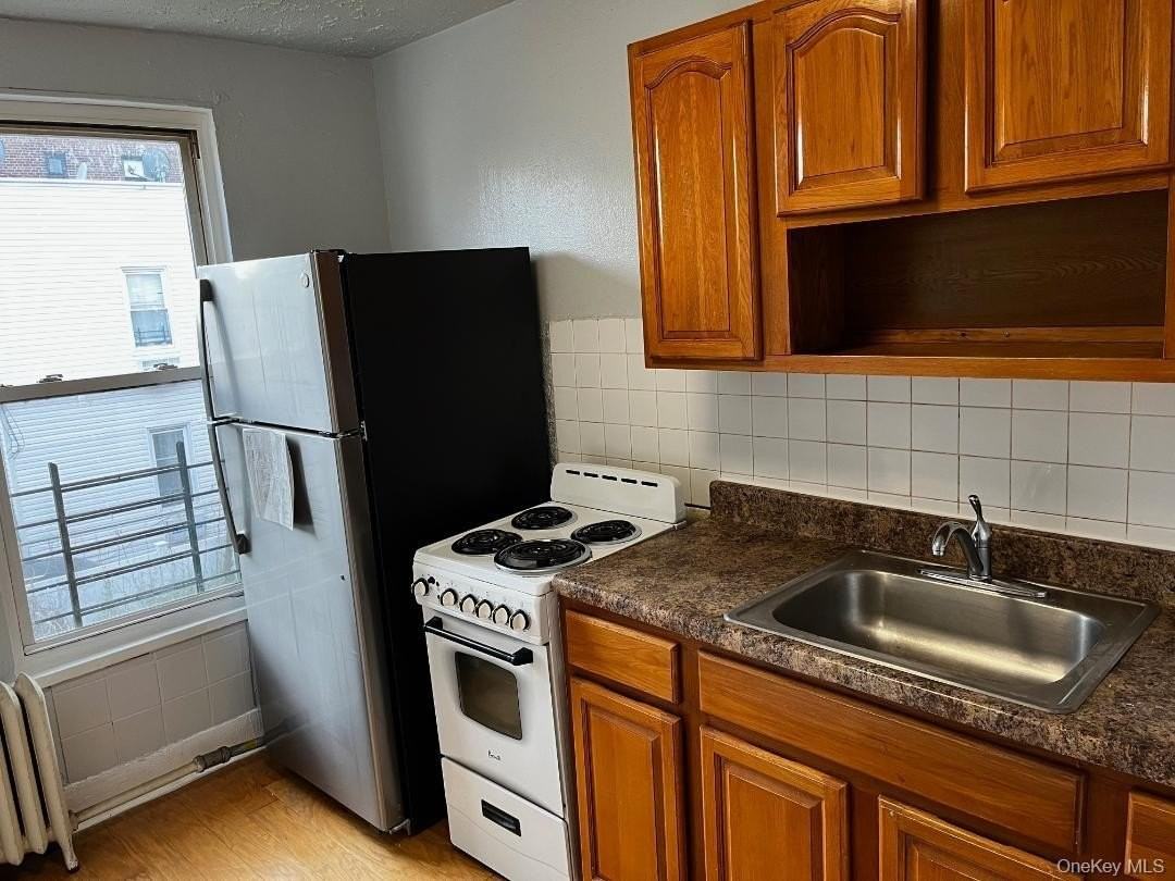 8810 170th St #2R - Photo 3 of 6