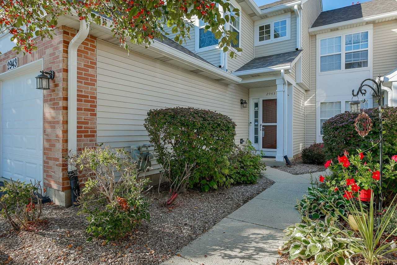 2943 Kentshire Cir - Photo 2 of 16