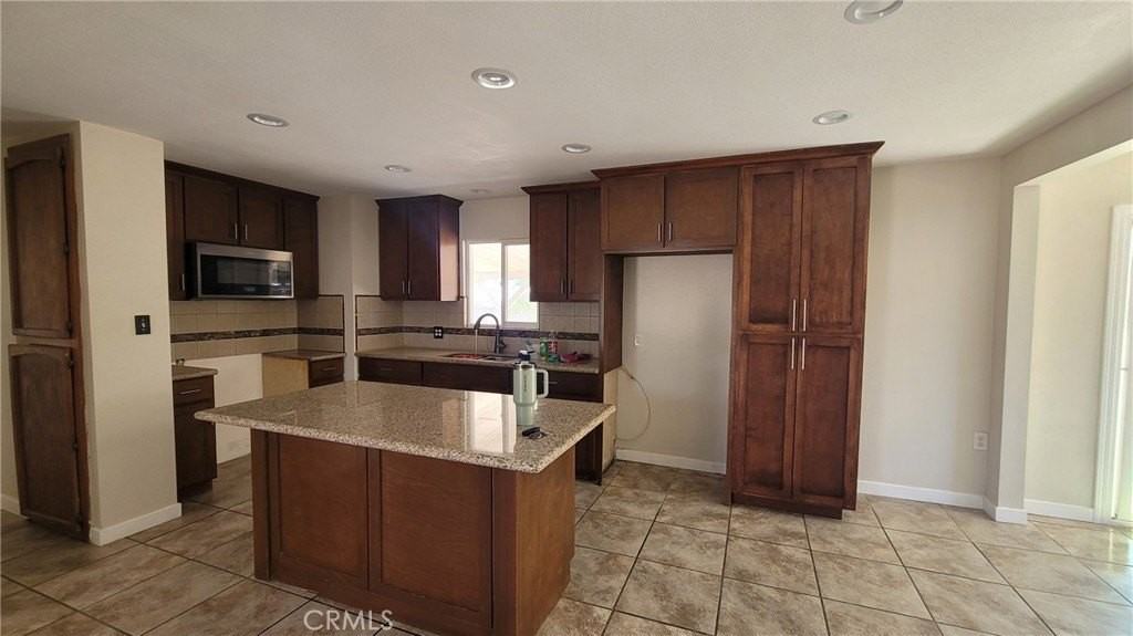 10799 Redwood Ave - Photo 2 of 6